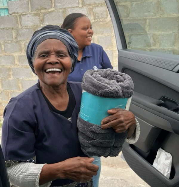 Tavcor-Motor-Group-Blanket-Drive-2025-Team handing out blankets to Walmer Location Community